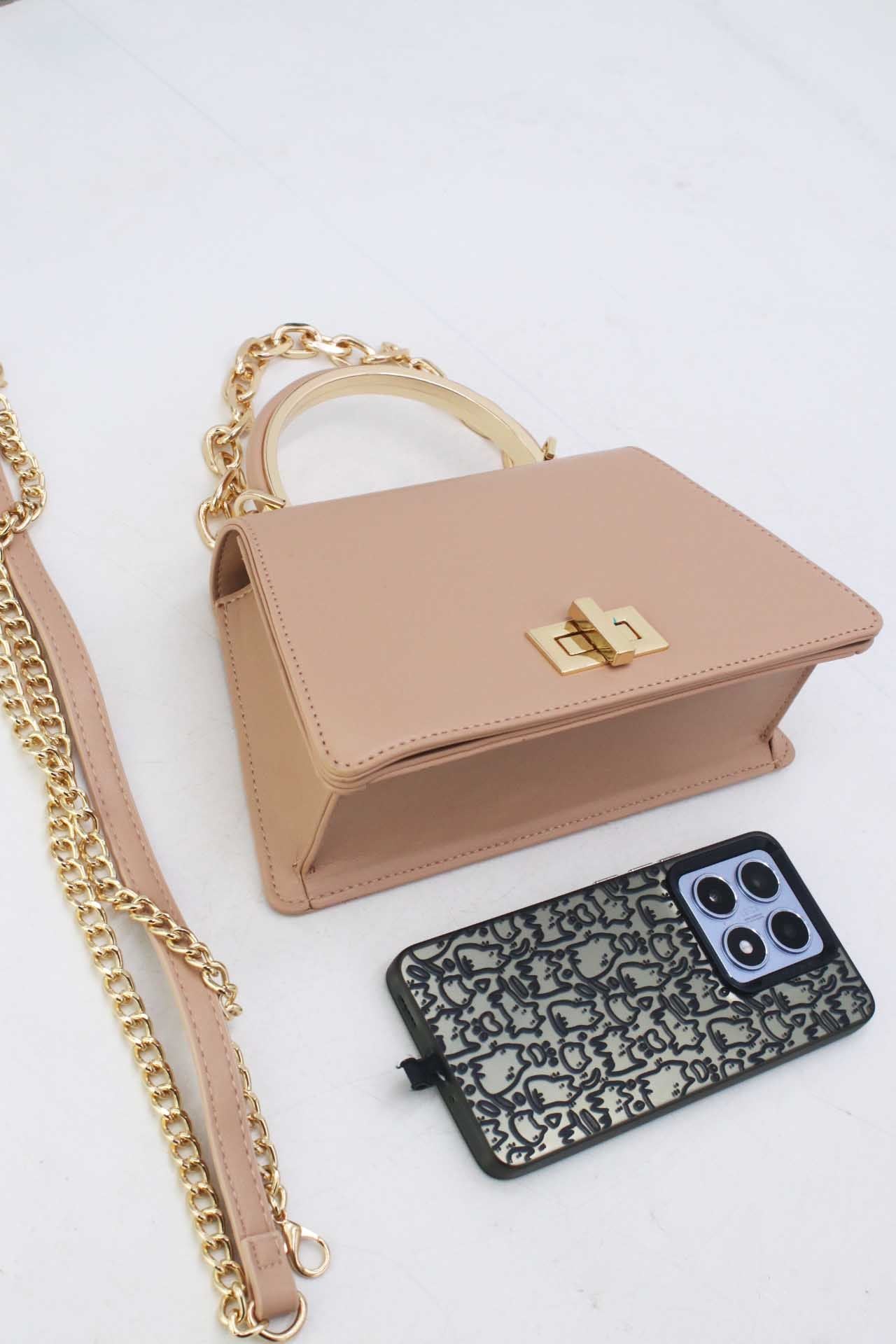 Sac à main élégant avec chaîne
dorée