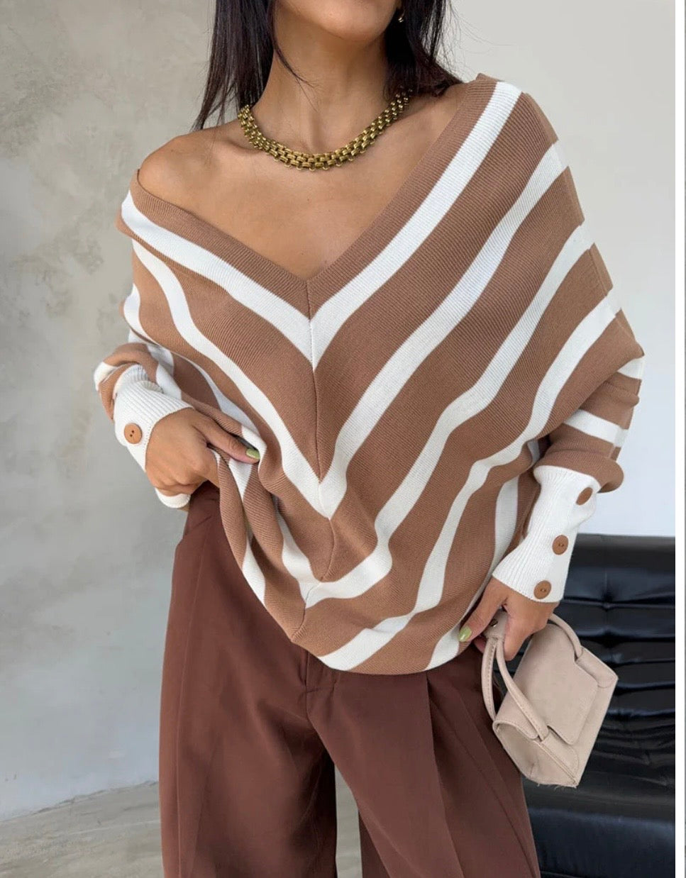 Pull chic rayé col V