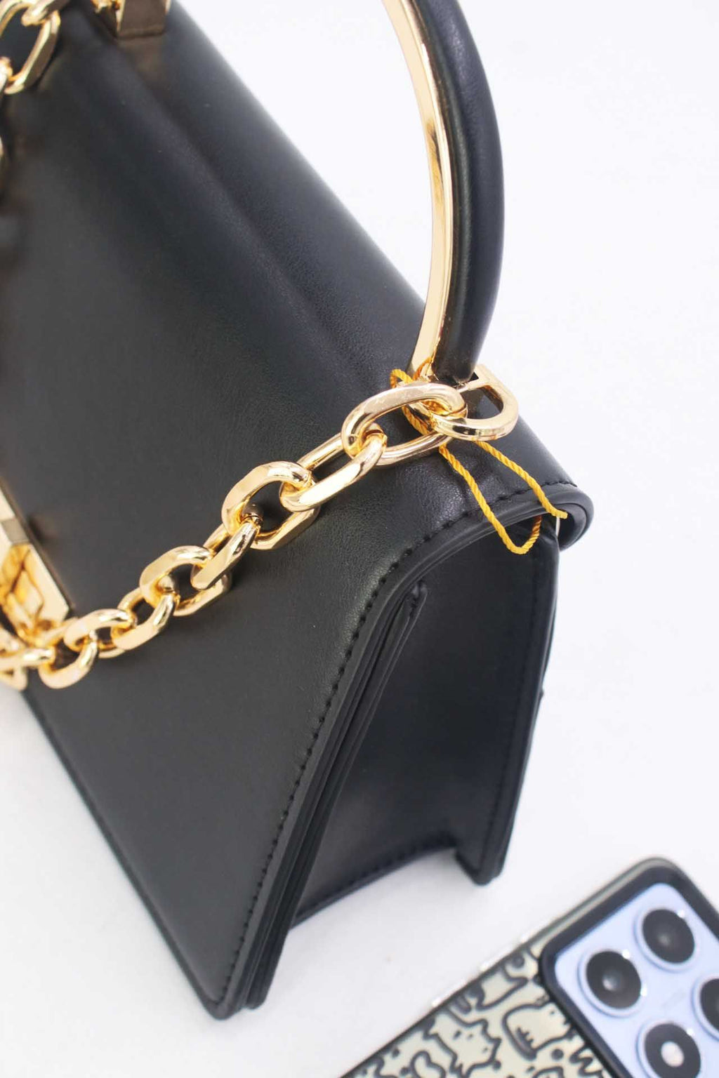 Sac à main élégant avec chaîne
dorée